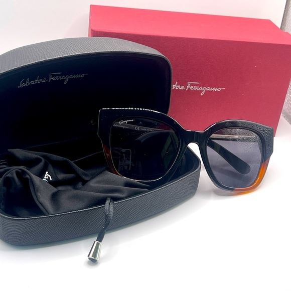 Salvatore Ferragamo sunglasses - Picture 1 of 5